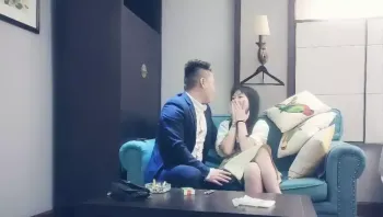 【赵总】1 深夜场可爱萌妹子，一线天肥逼长开双腿扣弄，抬腿侧入妹子捂着嘴不叫，打桩机快速抽插【精华版】-高清原版无水印