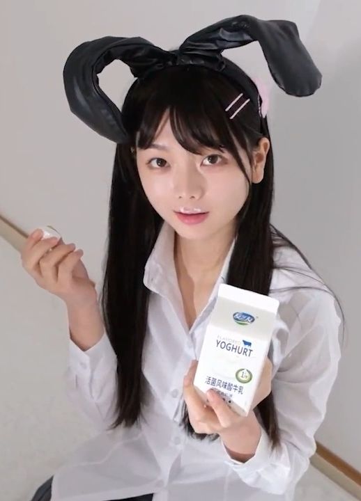 青春无敌 纯情制服露脸美少女，玉足性感黑丝，无毛美鲍，牛奶SPA，瓶子蹭逼自慰 3kj